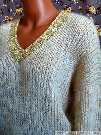 Модный свитер из кид-мохера с вырезом ручной работы на заказ