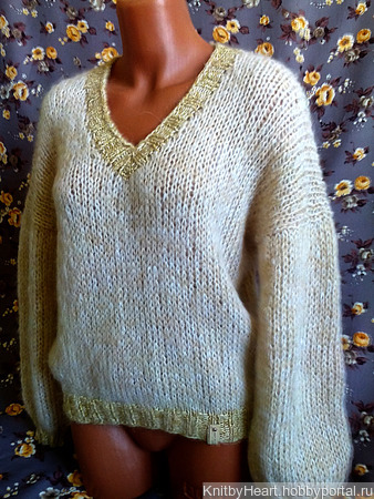 Модный свитер из кид-мохера с вырезом ручной работы на заказ