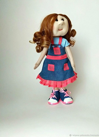 Кукла текстильная в плаще и джинсовом сарафане ручной работы на заказ
