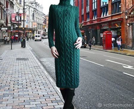 Вязаное облегающее платье "Изумрудная Лоза" ручной работы на заказ