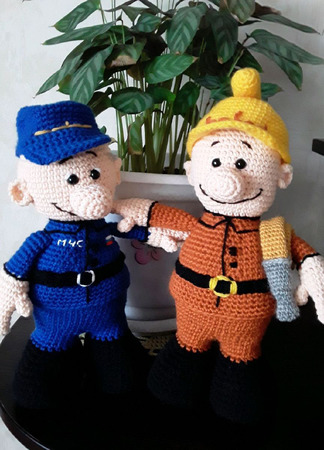 Пожарный крючком. Вязаные игрушки пожарный. Вязаная игрушка пожарник. Вязаная игрушка пожарник. Вязаная каска пожарного.