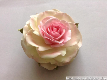 Заколка-зажим "Бело-розовая роза" ручной работы на заказ
