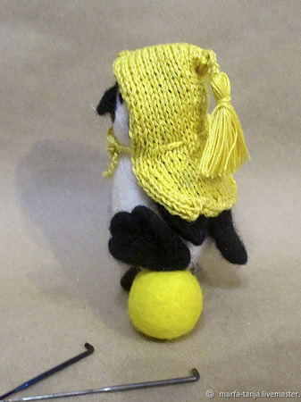 Игрушка из войлока "Пингвин футболист" ручной работы на заказ