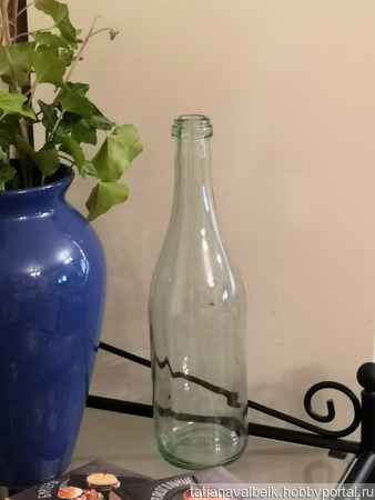Бутылка стеклянная светло-зеленого оттенка ручной работы на заказ