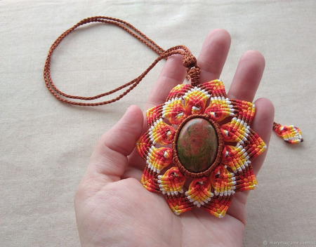 Кулон: "Огненный цветок" с унакитом макраме плетеный ручной работы на заказ