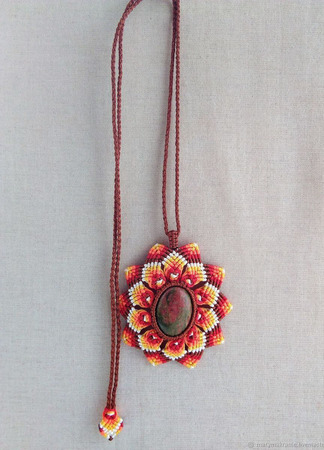 Кулон: "Огненный цветок" с унакитом макраме плетеный ручной работы на заказ