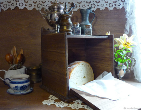 Большая хлебница из дуба с полкой, коллекция "Старинушка" ручной работы на заказ