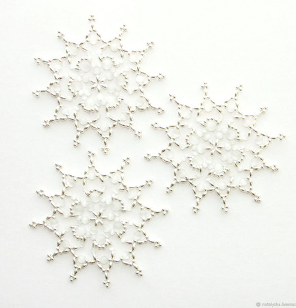 Серебристо-белые звёздочки-снежинки из бусин (набор из 3 шт.) ручной работы на заказ