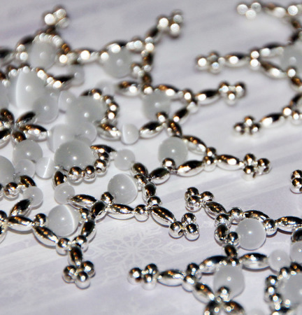 Серебристо-белые звёздочки-снежинки из бусин (набор из 3 шт.) ручной работы на заказ