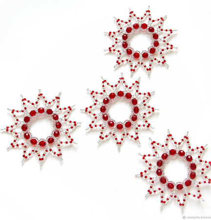 Серебристо-красные звёздочки-снежинки из бисера и бусин (4 шт.) ручной работы на заказ