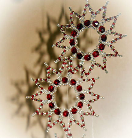 Серебристо-красные звёздочки-снежинки из бисера и бусин (4 шт.) ручной работы на заказ