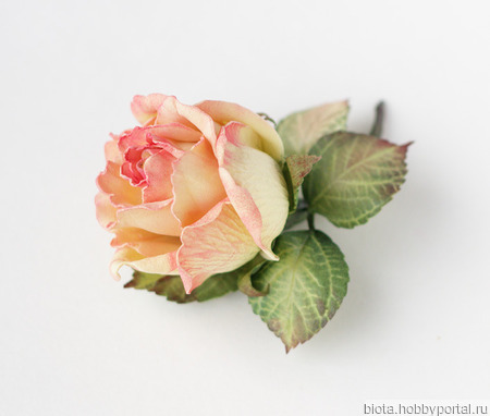 Брошь объемная с цветком розы из фоамирана "Роза чайная" ручной работы на заказ