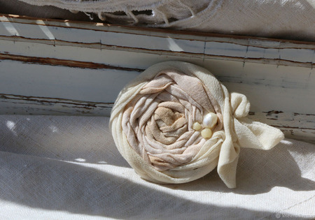 Брошь текстильная «Старый сад. Белый шиповник» ручной работы на заказ