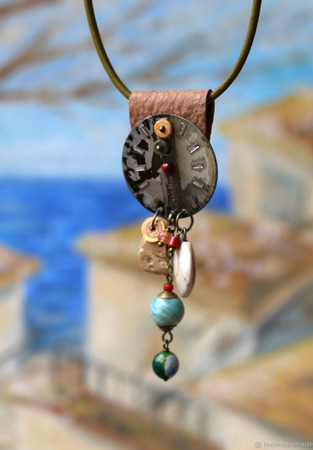 Кулон с циферблатом «Змей над площадью часов» ручной работы на заказ