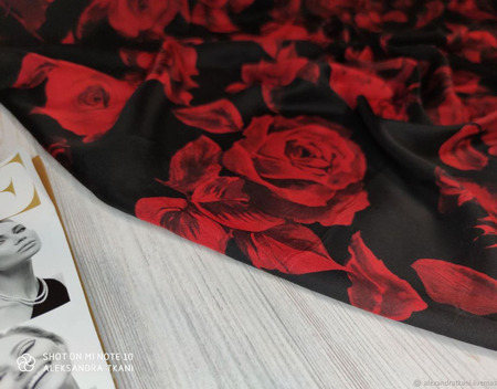 Нежный шифон набивной "Розы красные на черном" ручной работы на заказ