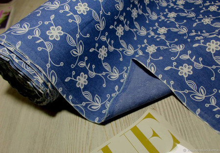 Тонкая джинсовая ткань темно-синяя "Цветы вензель белый" ручной работы на заказ