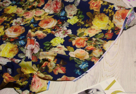Плательная ткань супер-софт "Розы цветные на темно-синем" ручной работы на заказ