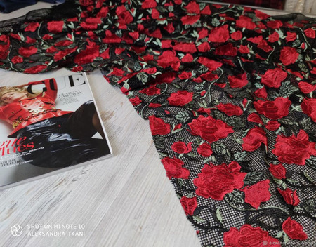 Плотная вышивка шелковистыми нитями "Розы красные" ручной работы на заказ