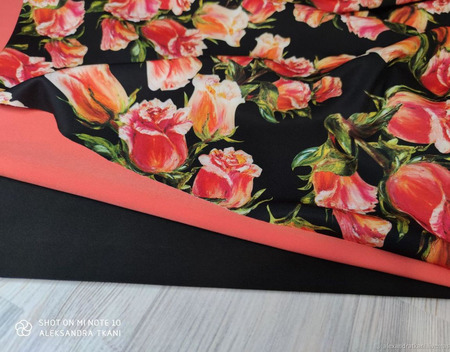 Костюмно-плательная ткань "Розы-бутоны оранжевые на чёрном" ручной работы на заказ