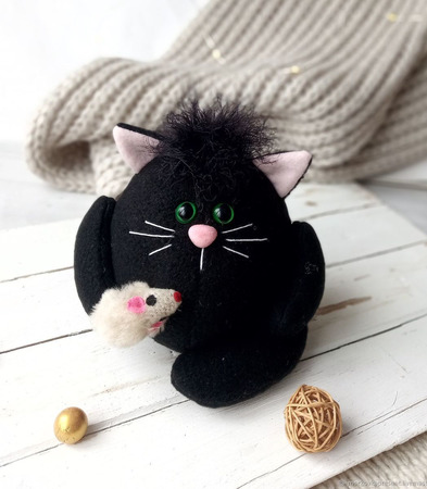 Мягкий чёрный котик из флиса ручной работы на заказ