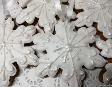 Пряник снежинка-подвеска белая с серебром ручной работы на заказ