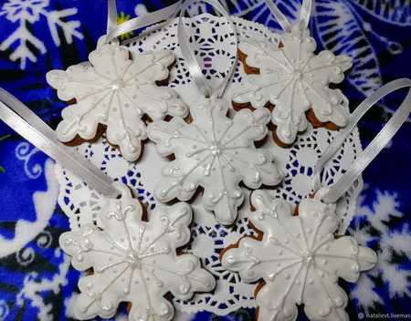 Пряник снежинка-подвеска белая с серебром ручной работы на заказ
