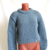 Вязаный свитер из мохера короткий