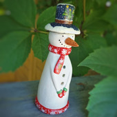 Снеговик в шляпе. Деревянная статуэтка