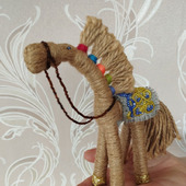 Конь из джута с вышитой бисером попоной подарок мужчине.
