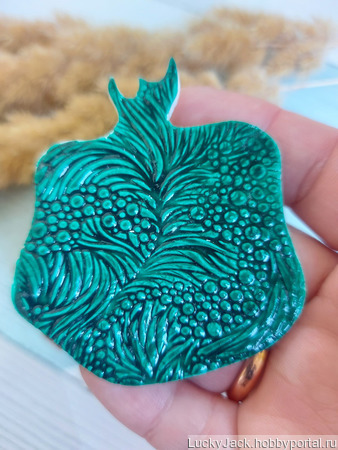 Брошь Изумрудный Гранат, имитация керамики на полимерной глине ручной работы на заказ