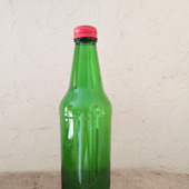 Бутылка зеленое стекло с красной крышкой