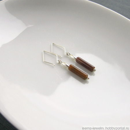 Серьги "Tiny torch" из серебра с халцедонами ручной работы на заказ