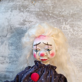 Статичная кукла клоунесса