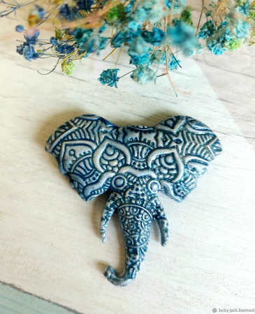 Брошь-булавка "Голубой слон" ручной работы на заказ