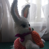 Кролик белый в юбочке и с морковкой