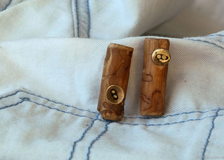 Серьги-пусеты из морского дерева и латуни «Мимикрия» ручной работы на заказ
