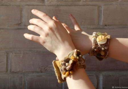 Комплект браслетов валяных с пуговицами «Весеннее равноденствие" ручной работы на заказ
