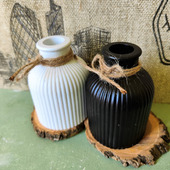 Черная и белая ваза для сухоцветов в скандинавском стиле
