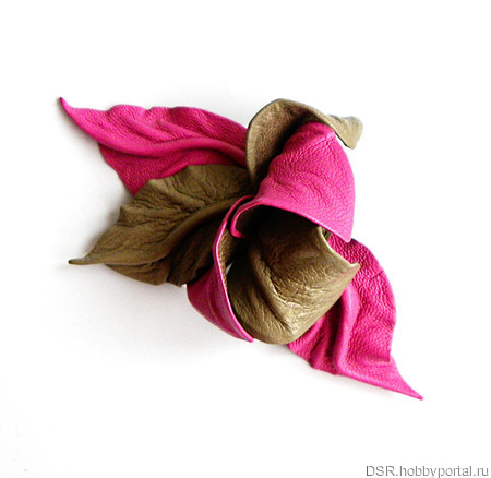 Маленькая брошь из кожи цветок Мадженто розовый бежевый тауп ручной работы на заказ